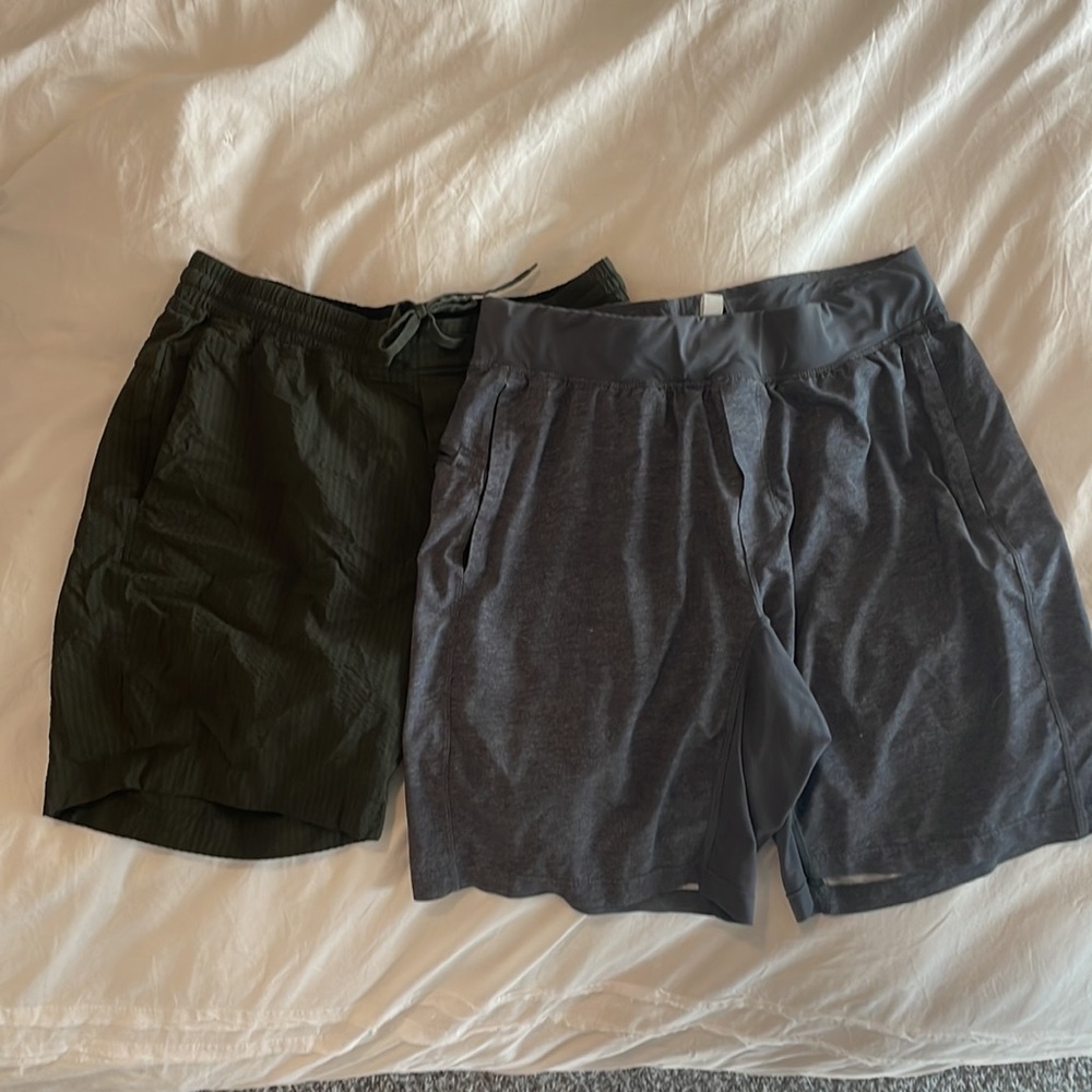 Mens Lululemon Shorts (LOT OF 2) Grey size Large Green size Large